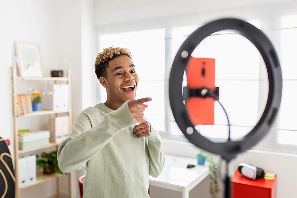influencer doing a video in front of a ring light showing one of the benefits of influencer marketing is new opportunities